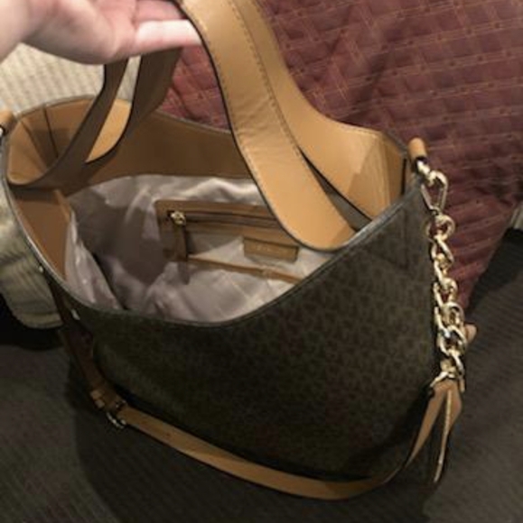 Michael Kors Large Devon Shoulder Bag - Picture 2 of 5